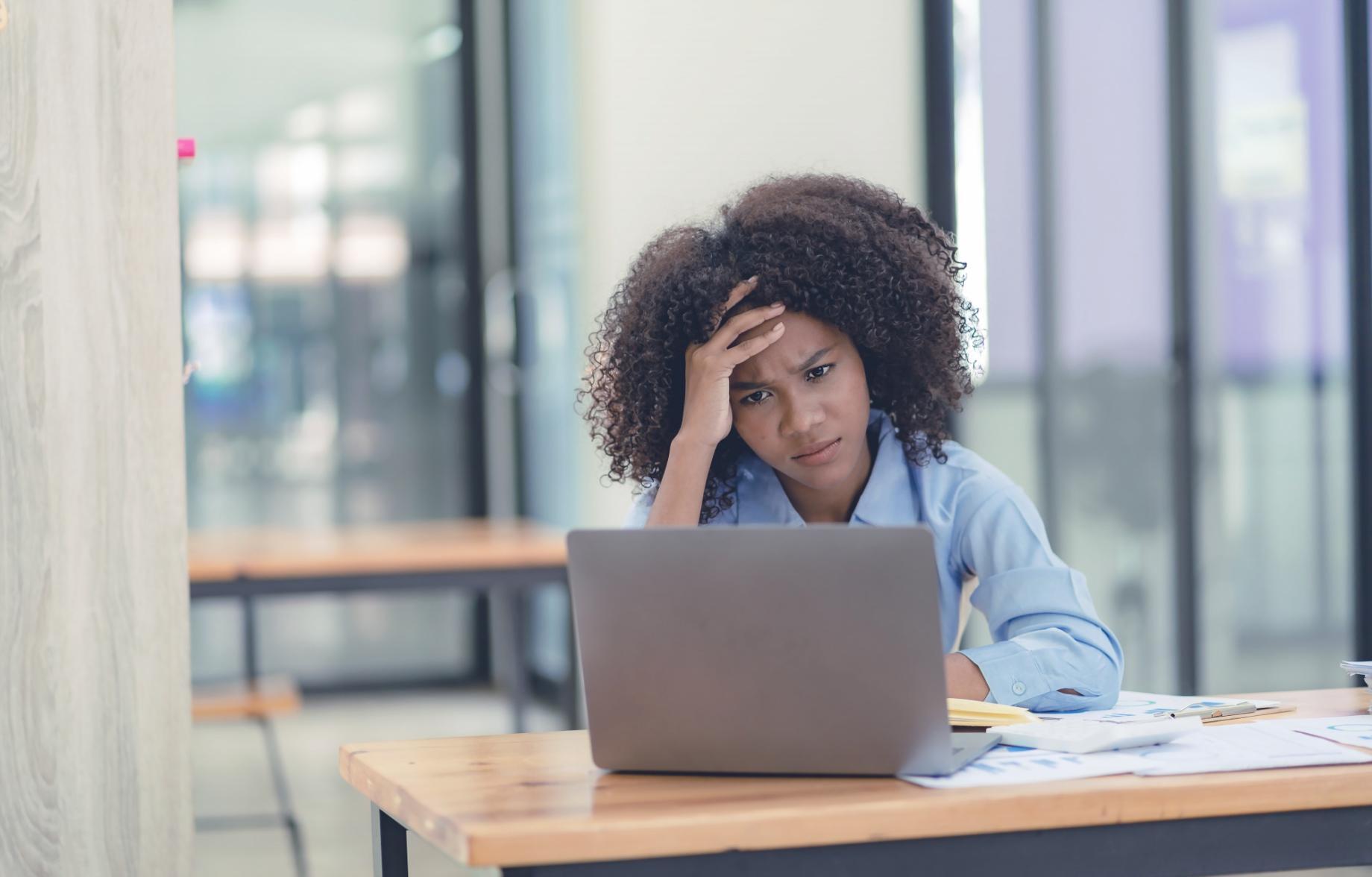 Participant suivant une formation financière en ligne sur ordinateur portable